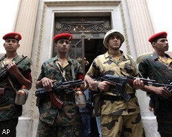 Египетская полиция разнимает сторонников и противников Х.Мубарака