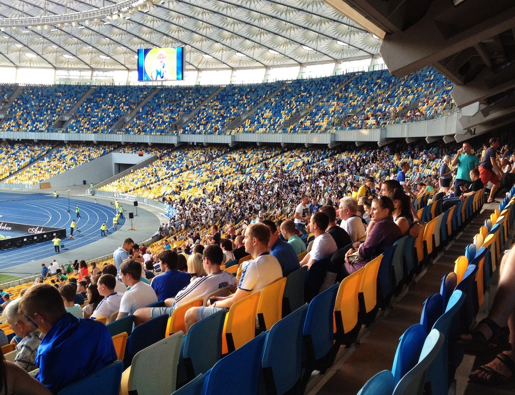 Футбол на Украине оказался сильнее политических разногласий. Фанаты клуба «Динамо-Киев» на трибунах домашнего стадиона.