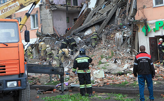 Сотрудники МЧС во время аварийно-спасательных работ на месте обрушения перекрытия одного из подъездов в жилом доме


