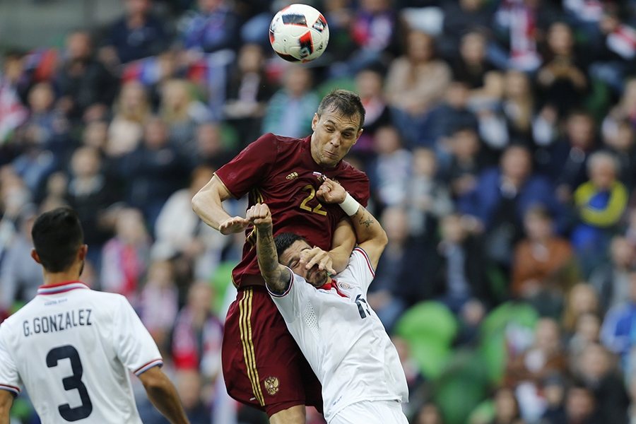 Нападающий сборной России Артем Дзюба в матче против Коста-Рики
