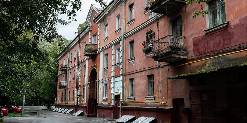 Власти решат отдельно судьбу 100 исторических домов из списков под снос