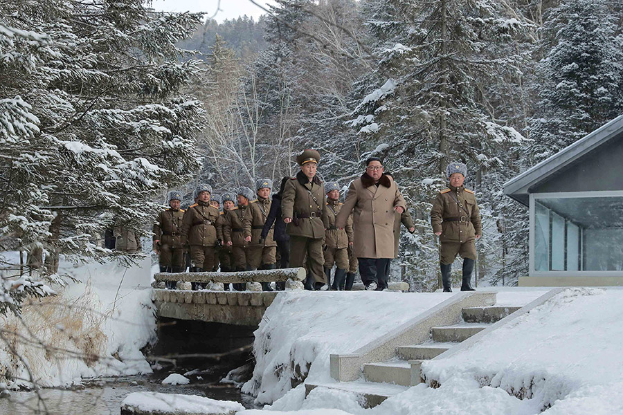 Во время поездки Ким Чен Ын отметил​, что в воспитании молодежи Северной Кореи нужно &laquo;крепче вооружиться великими идеями и духом, пронизанным революционными традициями&nbsp;Пэкту&raquo;