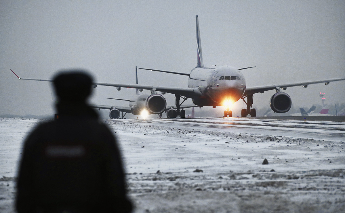 В Шереметьево из-за пьяного пассажира задержали самолет в Челябинск