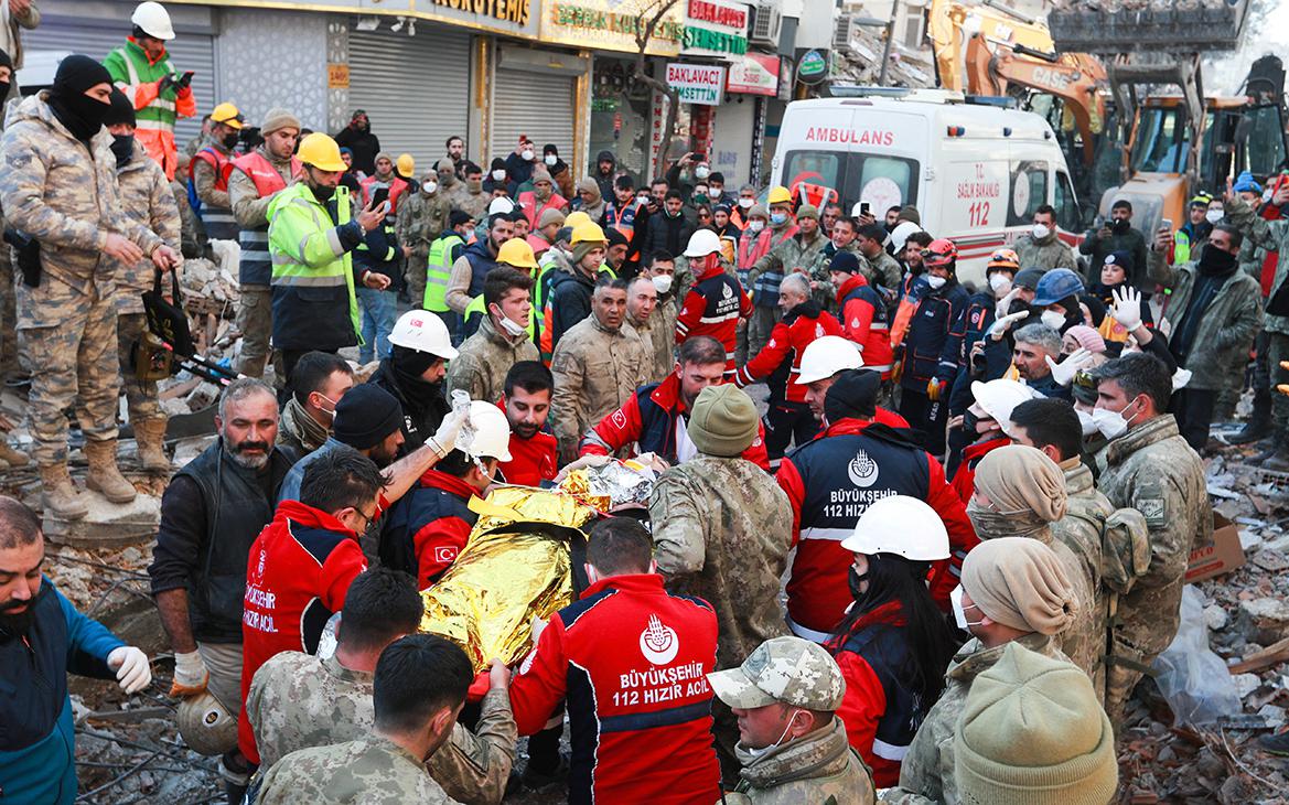 В Турции из-под завалов после землетрясений спасли 114 тысяч человек