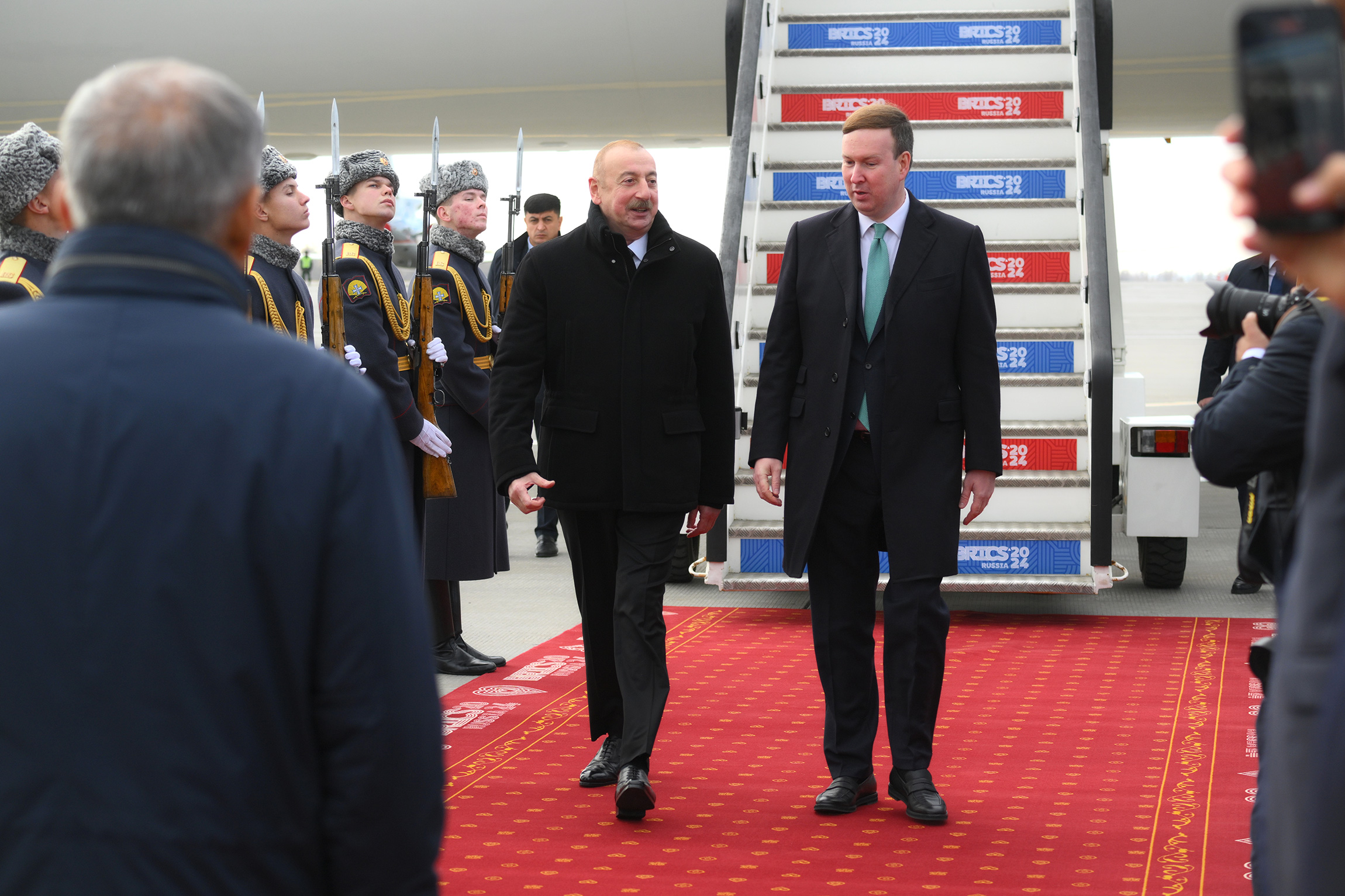 На саммит прибыл президент Азербайджана Ильхам Алиев. Во время мероприятия глава Республики Татарстан Рустам Минниханов вручил Алиеву орден &laquo;Дуслык&raquo; за вклад в укрепление межнационального и межконфессионального мира и согласия.

В августе стало известно, что Азербайджан подал официальную заявку на вступление в БРИКС