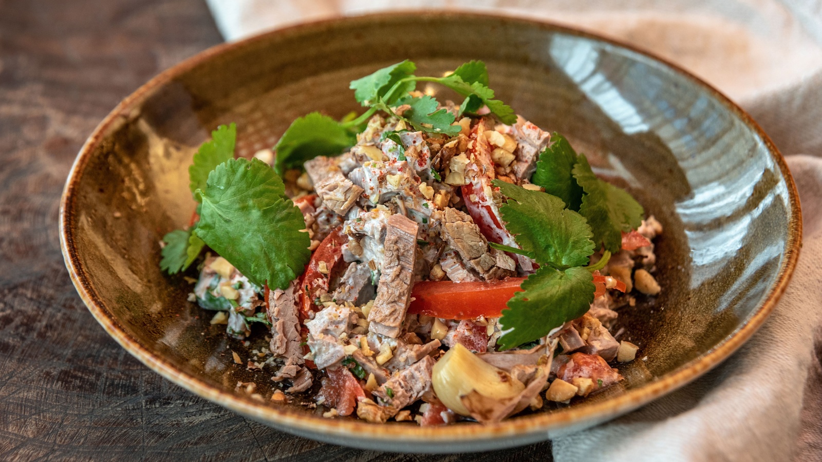 Салат «Тбилиси» лучше готовить из свежей или охлажденной говядины