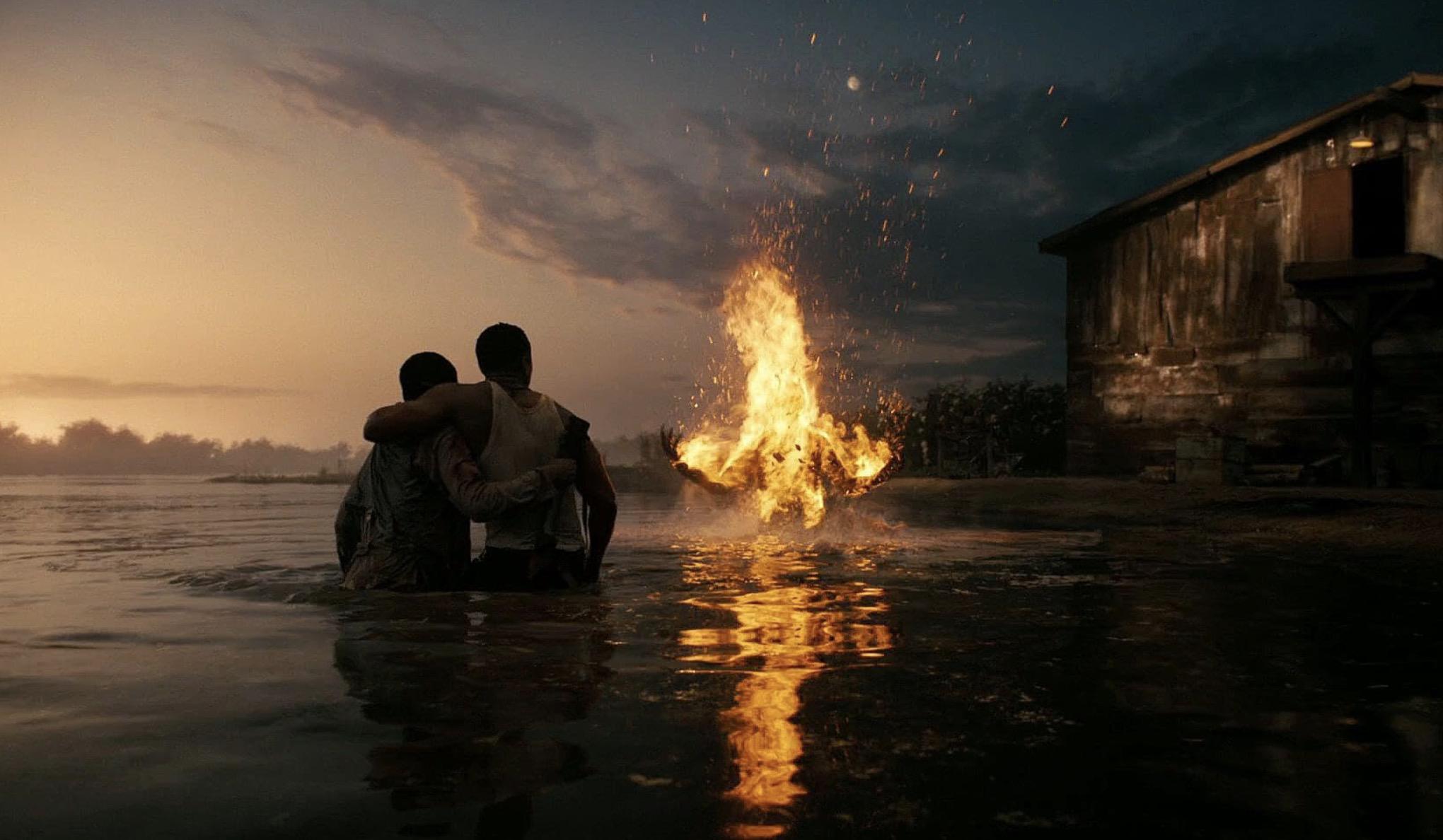 «Грешники».Если бы хоррор был блюзом, он бы звучал как фильм Райана Куглера. Миссисипи, 1930-е. Главное зло — ку-клукс-клан и сегрегация, да как бы не так. Братья-близнецы возвращаются в родную глушь из Чикаго, чтобы открыть музыкальный клуб, нарываются на превосходство белых и... на вампиров. Древних ирландских кровопийц, неприкаянных вечных изгнанников. Начинается адская пляска, в центре которой оказываются десятки невинных жизней и один блюзмен, которому придется нести с собой всю жизнь эту жуткую историческую память