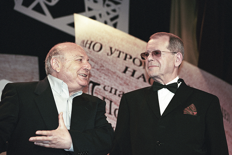 Сатирик Михаил Жванецкий (слева) на творческом вечере Аркадия Арканова поздравляет юбиляра с 70-летием. 2004 год
