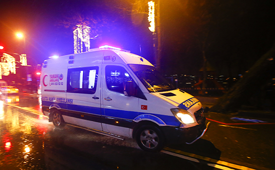 Машина скорой помощи ​возле&nbsp;ночного клуба в Стамбуле, где произошла стрельба. 1 января 2017&nbsp;года




