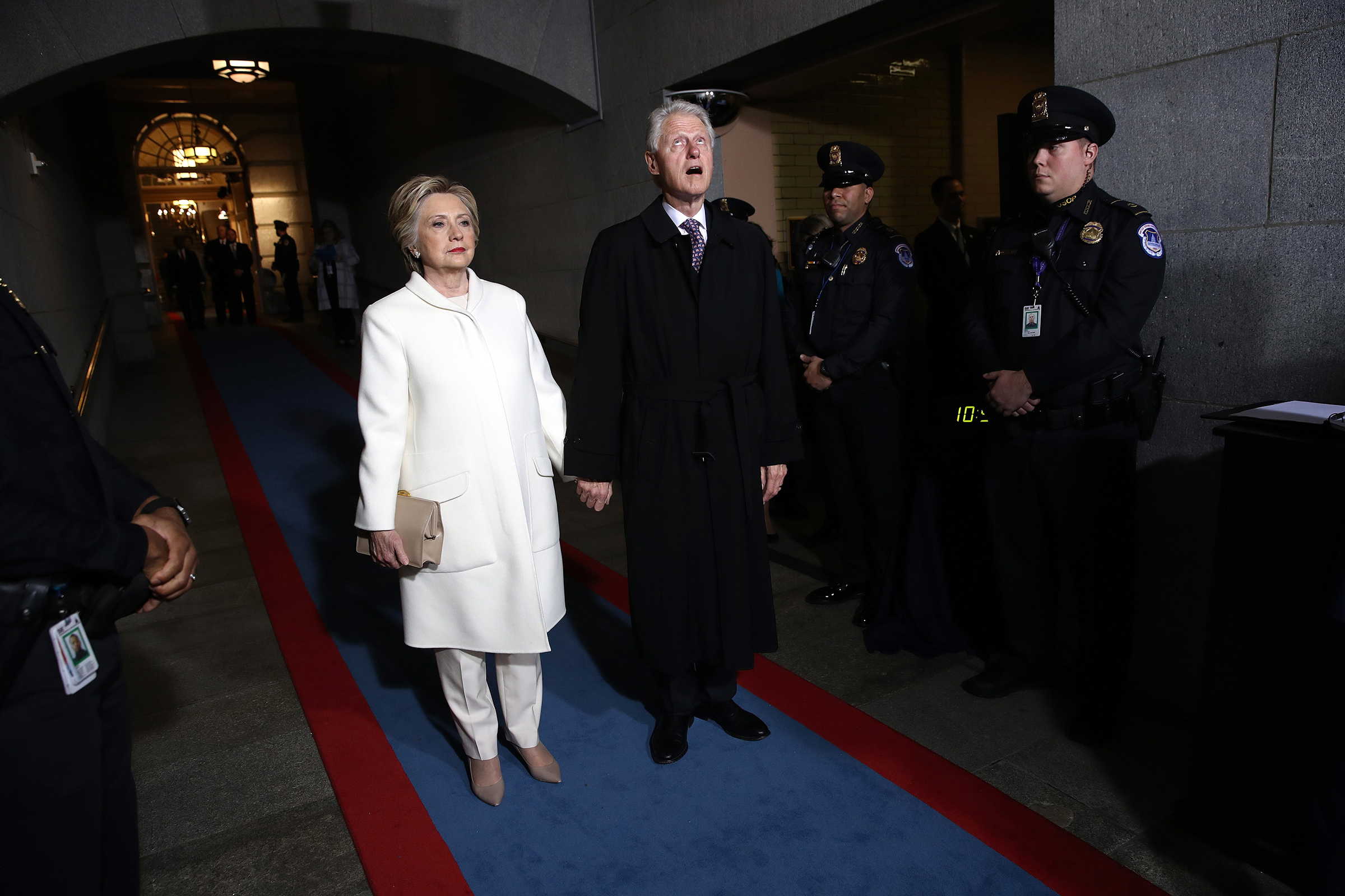 Кандидат в президенты США Хиллари Клинтон со своим мужем, экс-президентом США Биллом Клинтоном, во время церемонии инаугурации Дональда Трампа. Вашингтон, США.
