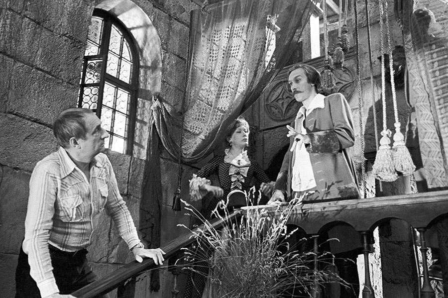Марк Захаров (слева), Елена Коренева и Олег Янковский на съемках фильма «Тот самый Мюнхгаузен», 1979 год