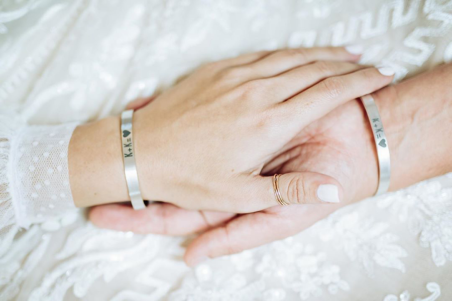 В своем Instagram Собчак показала не только свадебные кольца, но и свадебные браслеты от ювелирного бутика J-Point