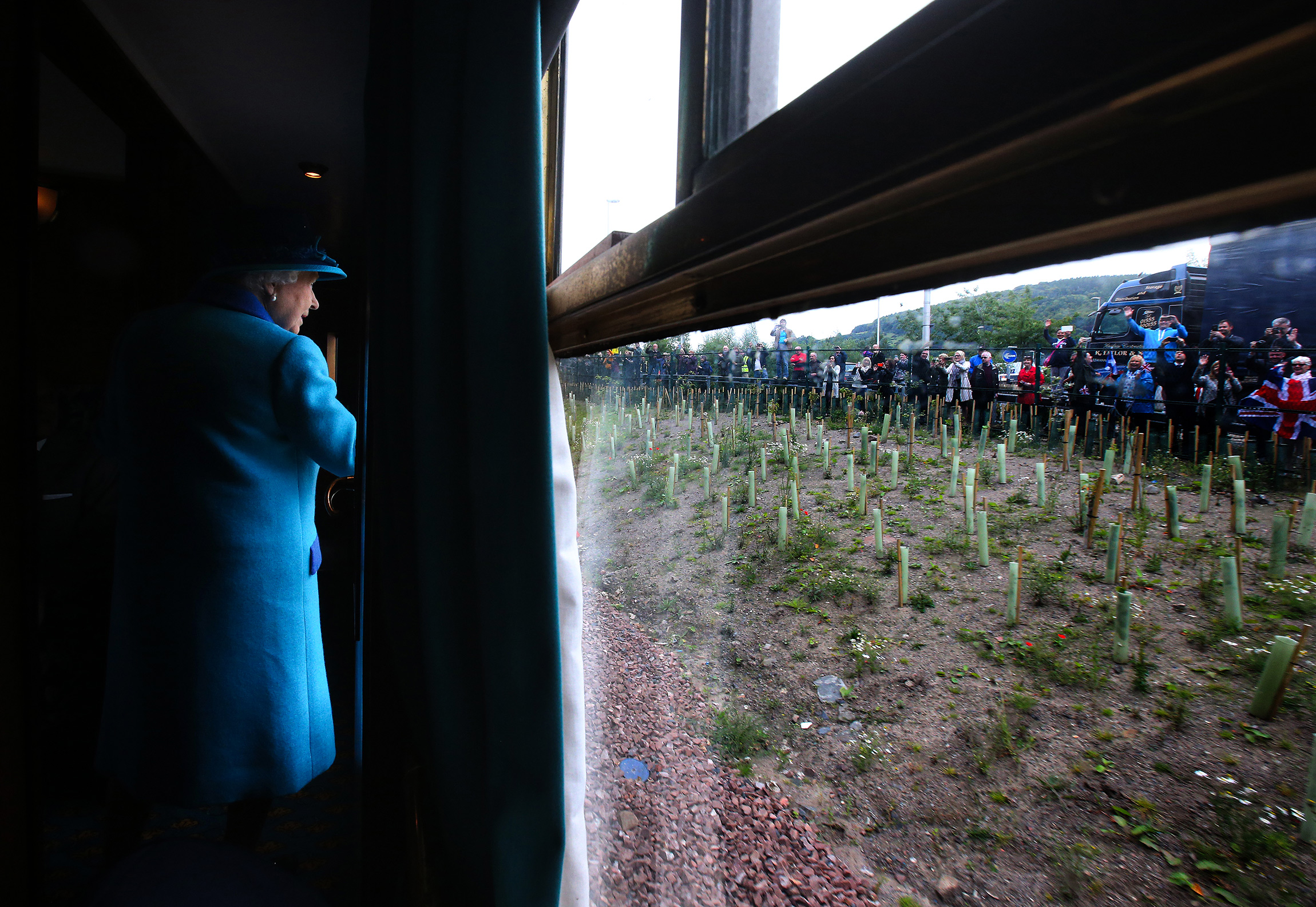 Королева на открытии новой шотландской железной дороги. Поезд проследовал из Эдинбурга в английскую деревню Твидбэнк. Мероприятие прошло в день, когда Елизавета побила рекорд пребывания британского монарха на троне,&nbsp;&mdash; 9 сентября 2015 года