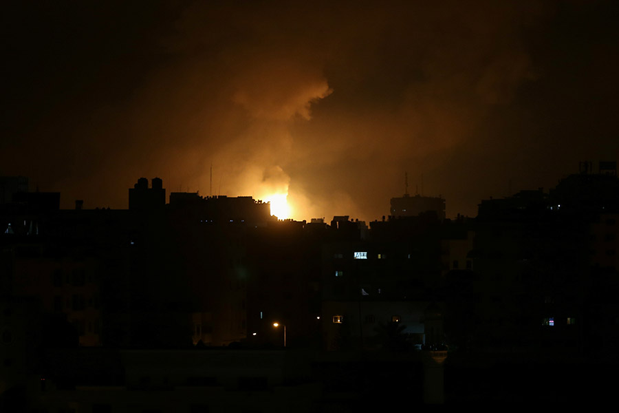 Дым и пламя во время израильских авиаударов по городу Газа, 14 мая

Ночью 14 мая израильская армия провела крупнейший за время обострения конфликта обстрел территории сектора Газа, сообщает The Times of Israel. За 40 минут были поражены 150 целей в северной части сектора. В атаке участвовали 160 самолетов, артиллерия и танки, которые вели обстрел через границу. Целью нападения была сеть тоннелей, которую боевики ХАМАС используют для передвижения и укрытия