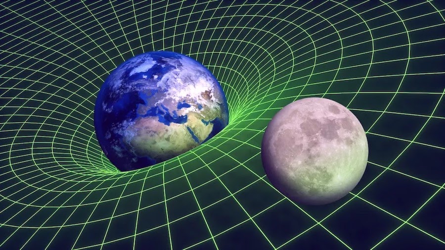 Луна притягивается к Земле как к объекту с большей массой