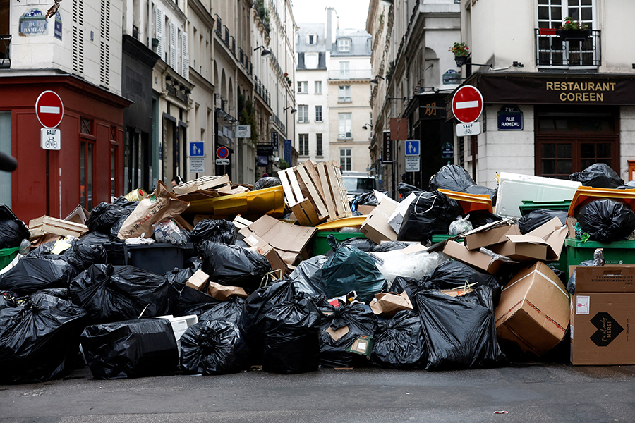 В общенациональной забастовке принимали участие и мусорщики. На улицах Парижа вскоре начали скапливаться отходы, баки не вывозились