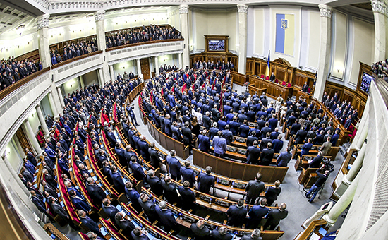 Депутаты на заседании Верховной Рады Украины в Киеве
