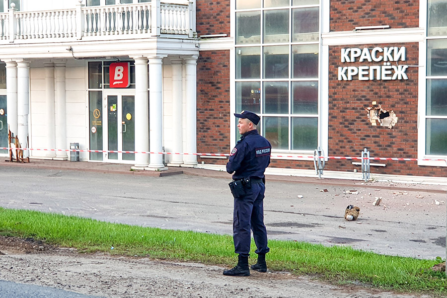 Оперативные службы на месте падения обломков БПЛА в микрорайоне Старбеево в Химках