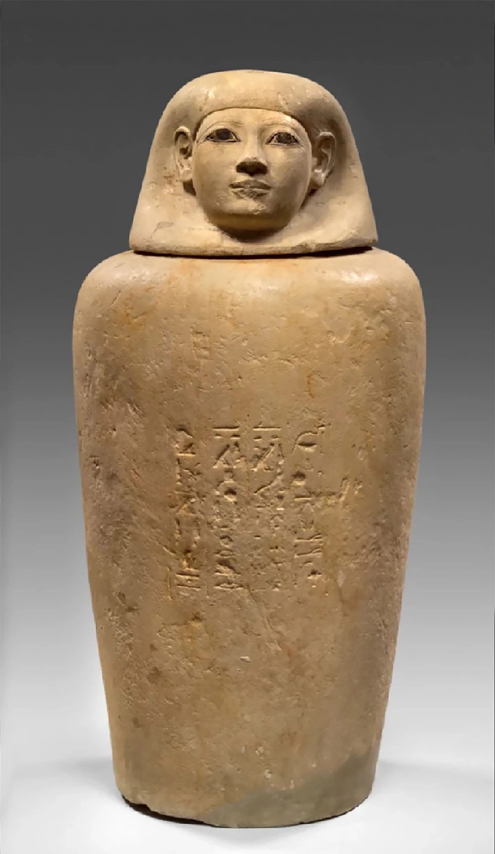 <p>Канопический кувшин кормилицы Аменхотепа II Сенетней, в котором изначально находились мумифицированные легкие. Об этом&nbsp;свидетельствуют надписи на сосуде, обращенные к богине-защитнице&nbsp;Нефтиде. Высота сосуда&nbsp;с крышкой&nbsp;&mdash; 42,4 см</p>