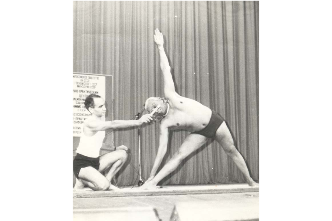 Б.К.С. Айенгар, основатель Айенгар-йоги, выступает на конференции в Москве, 1989 г.