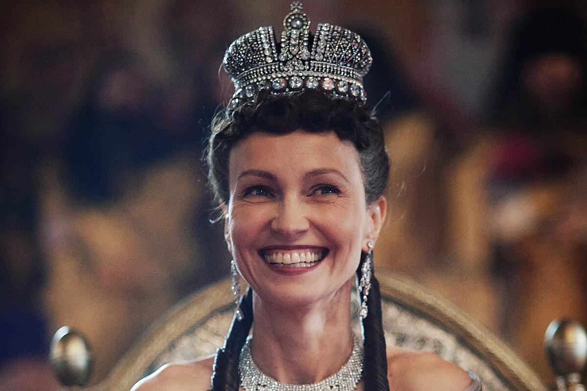 Ингеборга Дапкунайте в копии Малой императорской короны, кадр со съемок фильма «Матильда»