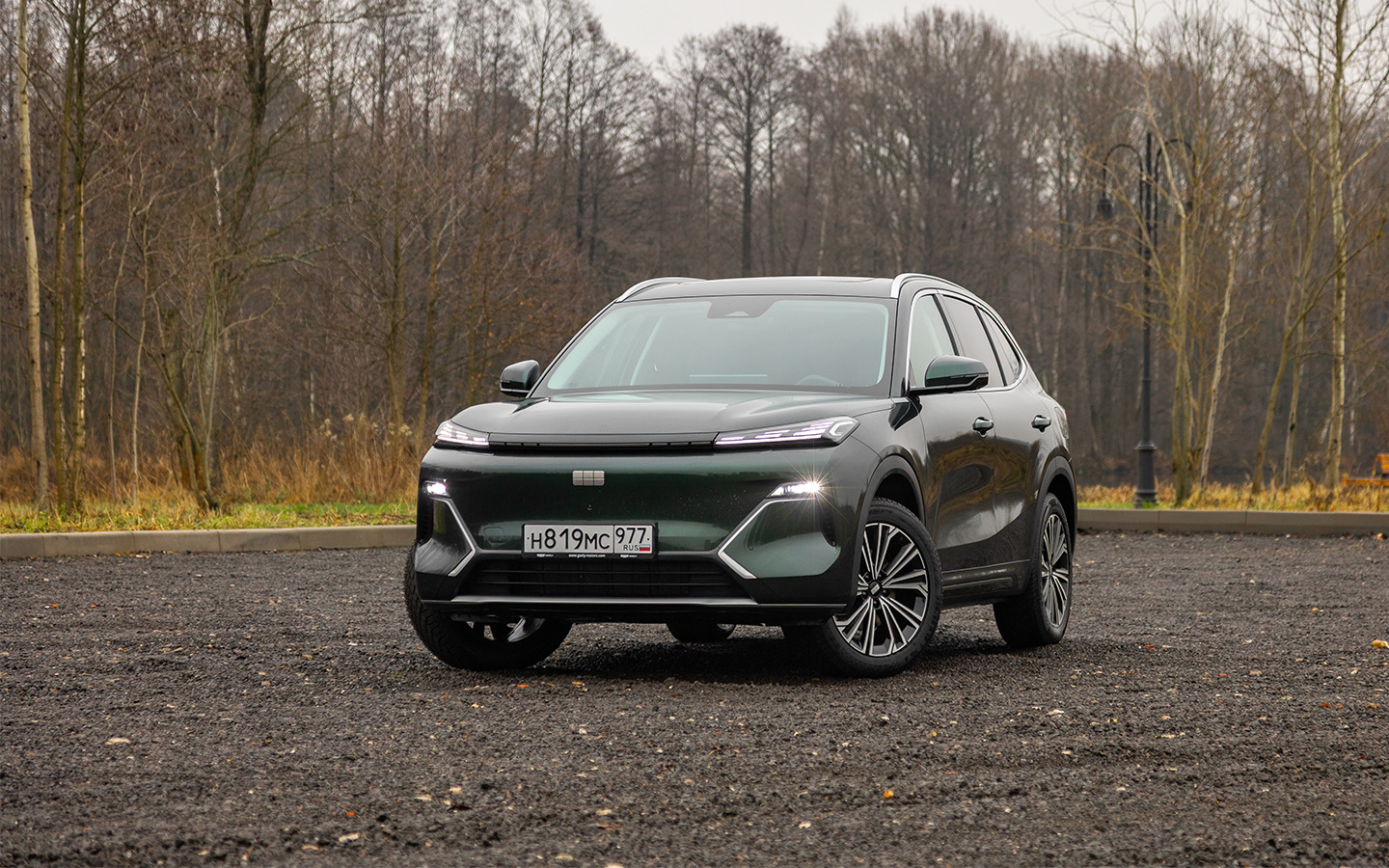 На первый взгляд&nbsp;Geely EX5 EM-i &mdash;&nbsp;близнец полностью электрического&nbsp;EX5, в действительности их роднит лишь общая платформа. Гибрид длиннее на&nbsp;125 мм и&nbsp;выше на&nbsp;15 мм. Даже по колесной базе он больше на 5 мм