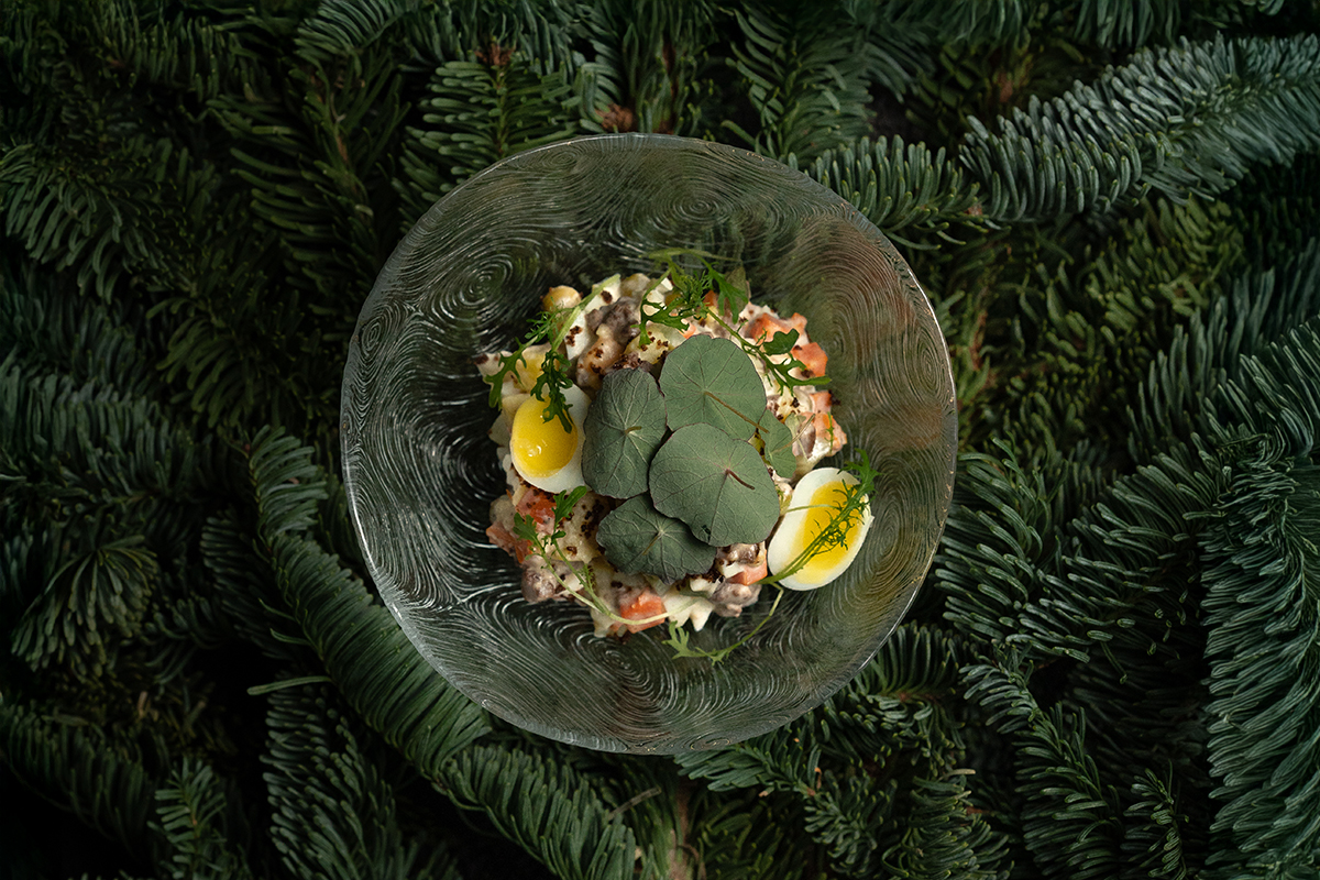 Оливье с томленой говядиной