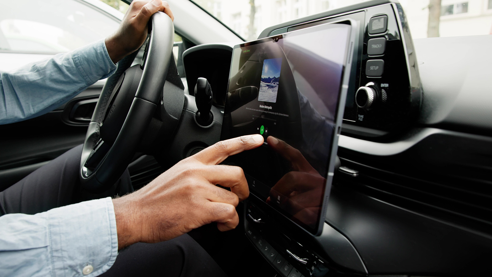 За громкую музыку в машине грозит штраф. Мы узнали, как этого избежать