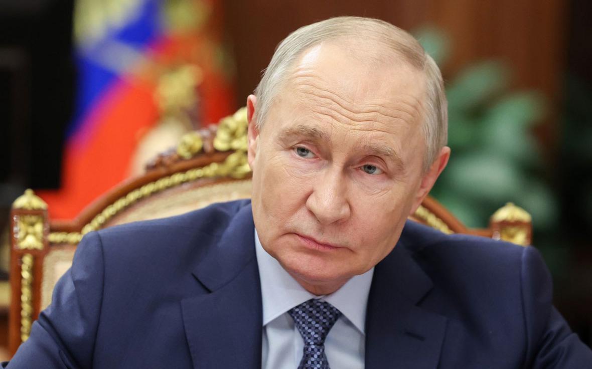 Путин прибыл на молебен в Архангельский собор