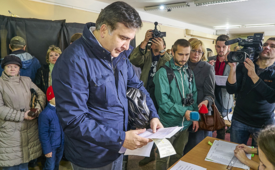 Губернатор Одесской области Михаил Саакашвили во&nbsp;время голосования на&nbsp;выборах в&nbsp;органы местного самоуправления на&nbsp;одном из&nbsp;избирательных участков города