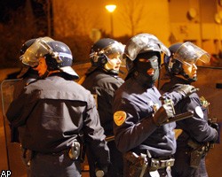 В результате беспорядков в Париже ранены 77 полицейских