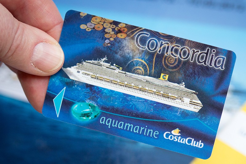 Один из пассажиров последнего круиза Costa Concordia Бригит Борнеман сохранил карточку для входа в каюту. 