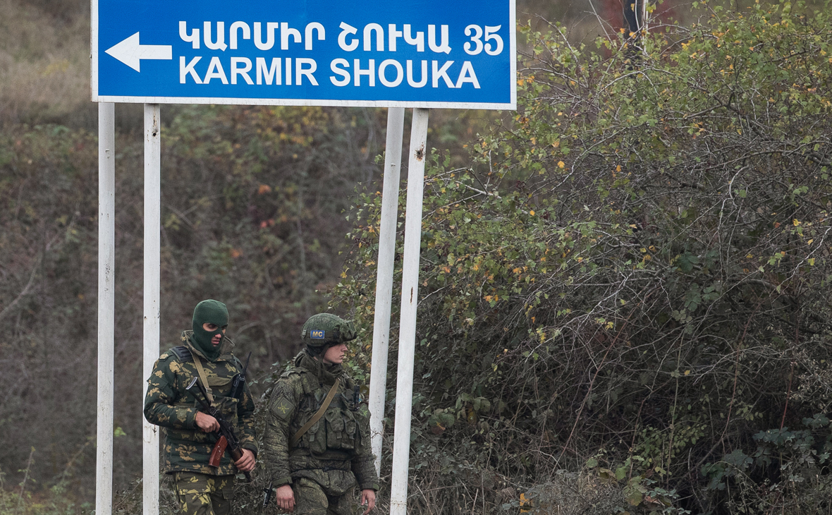 Российские миротворцы на выезде из Степанакерта в Шуши