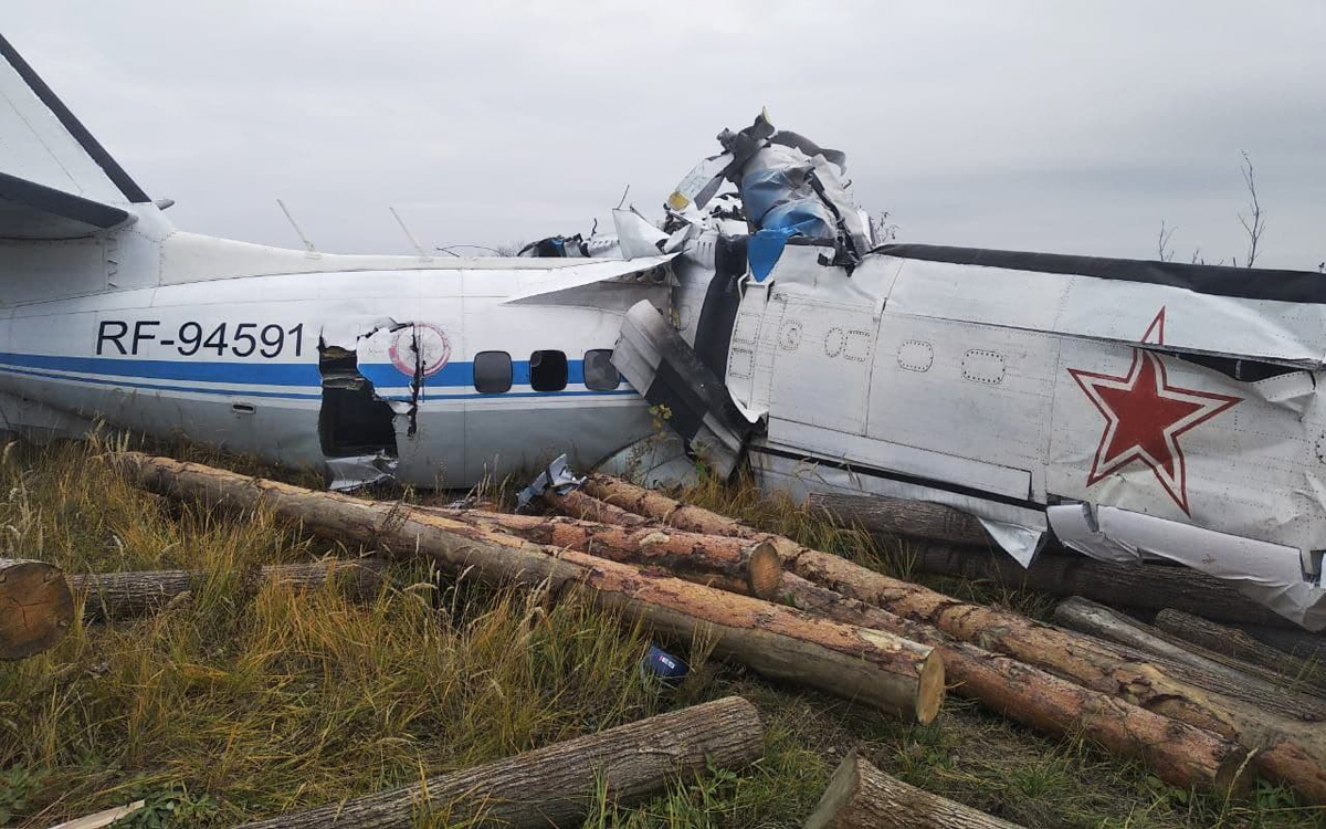 МЧС показало фото с места крушения самолета с парашютистами в Татарстане