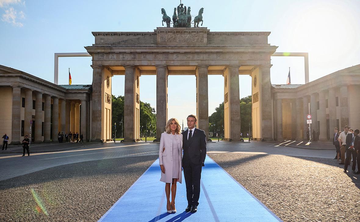 Эмманюэль&nbsp;Макрон со своей женой Брижит у Бранденбургских ворот в Берлине