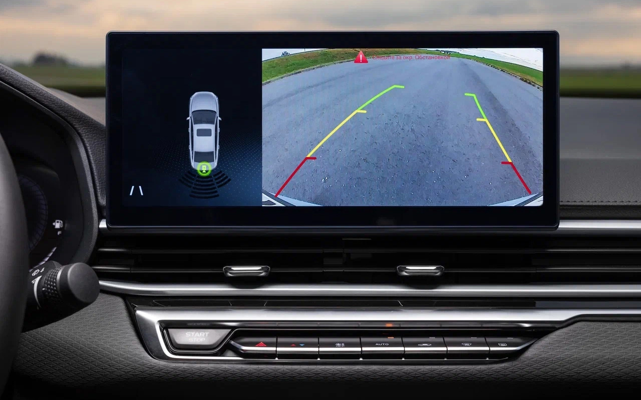 Двигаться задним ходом необходимо на минимальной скорости, постоянно контролируя зеркала и обзор камеры заднего вида