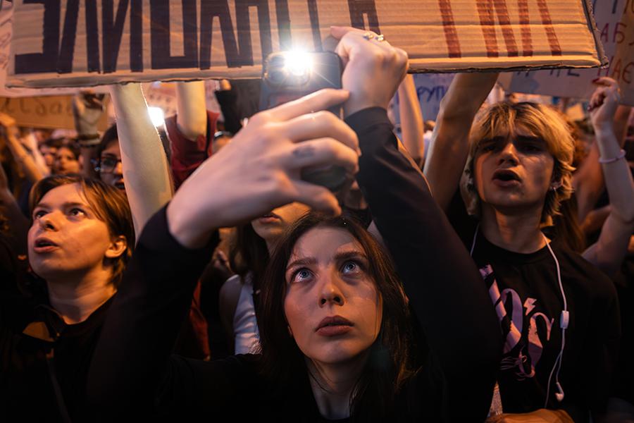 Протестующие в Киеве во время демонстрации против закона, изменившего статус НАБУ и САП, 2025 год