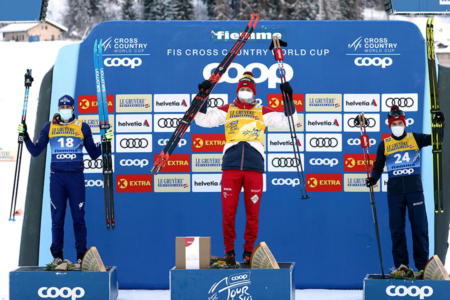 Александр Большунов выиграл гонку в масс-старте на 15 км классическим стилем на «Тур де Ски», 2021 год