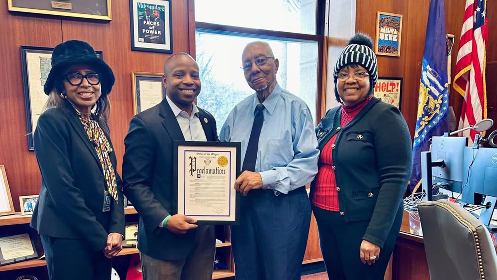 Джулиус Кэмпбелл (третий слева)