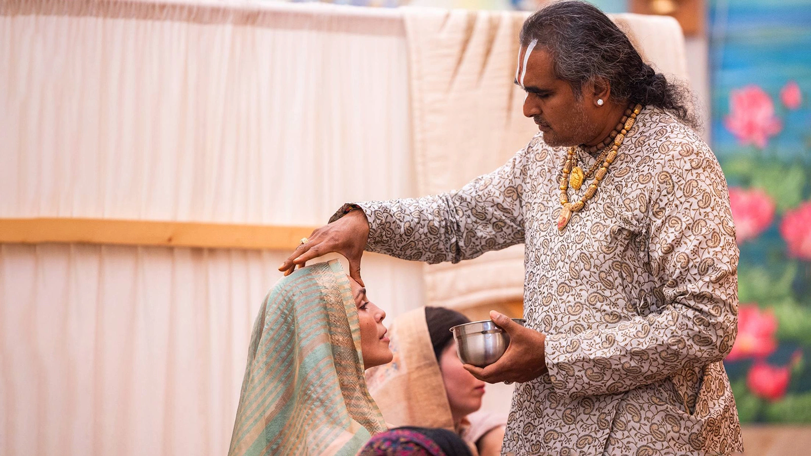 Сати Казанова на церемонии посвящения в одном из индуистских храмов в Германии