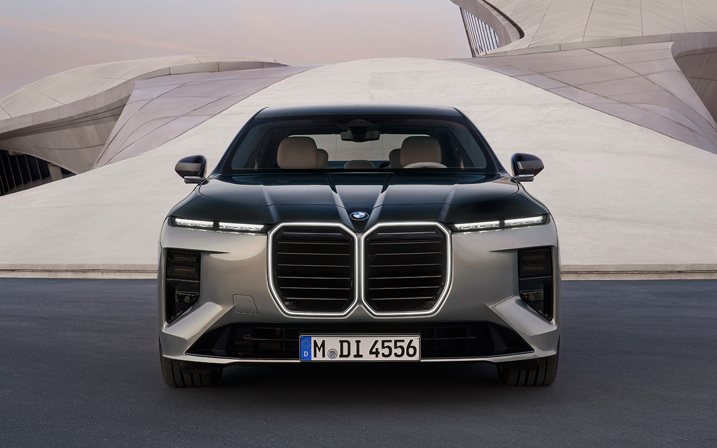 У BMW светится вся окантовка решетки радиатора, тогда как у Mercedes-Benz S-Class&nbsp;&mdash; только логотип