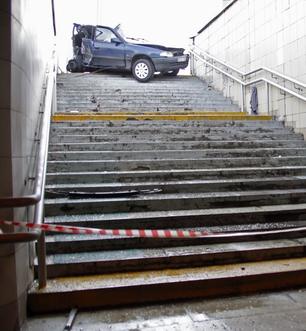 В Москве автомобиль въехал в подземный переход
