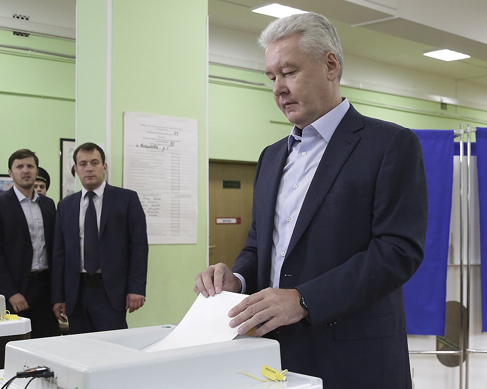 Мэр Москвы Сергей Собянин во время голосования на выборах в Мосгордуму