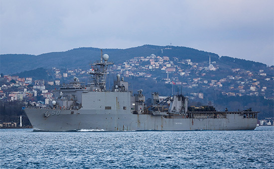 Десантный корабль Carter Hall в проливе Босфор


