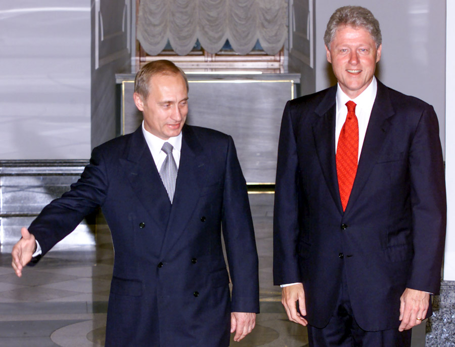 В 2000 году Россия получила нового президента, им стал Владимир Путин, его первая встреча с Клинтоном произошла 3 июня того&nbsp;же года во время визита американского лидера в Москву.​

В недавнем интервью режиссеру Оливеру Стоуну Путин рассказал, что во время московской встречи с Клинтоном он предложил ему рассмотреть возможность вступления России в НАТО.
