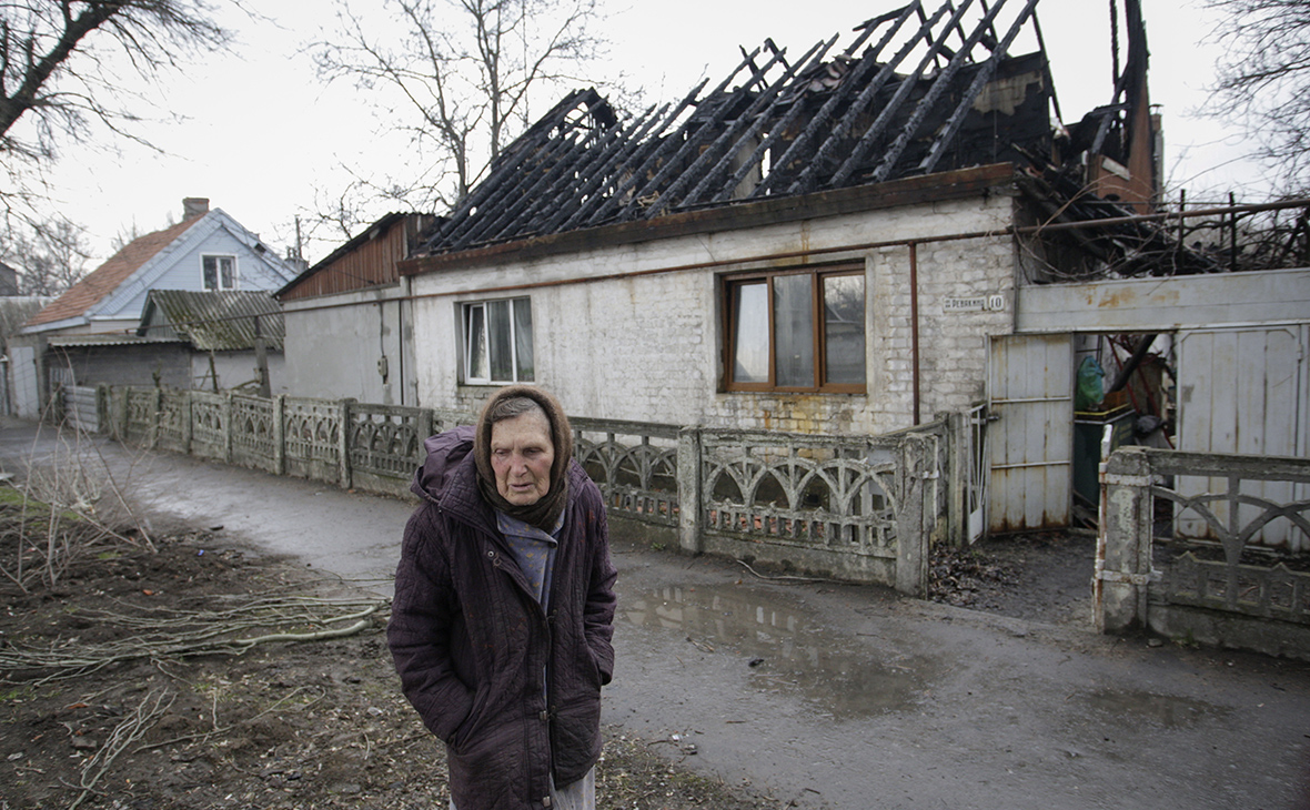 Жительница Донецка возле своего разрушенного дома. 30 марта 2017 года


