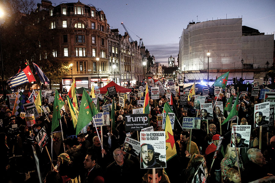 3 декабря на Трафальгарской площади собрались протестующие. Они выступают против агрессии НАТО и президента США Дональда Трампа в отношении ​стран Ближнего Востока и Латинской Америки
&nbsp;