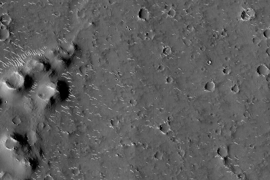 Черно-белые снимки были сделаны, когда аппарат находился на высоте около 330&ndash;350 км над поверхностью Марса. На фотографиях видны кратеры, горные хребты и песчаные дюны