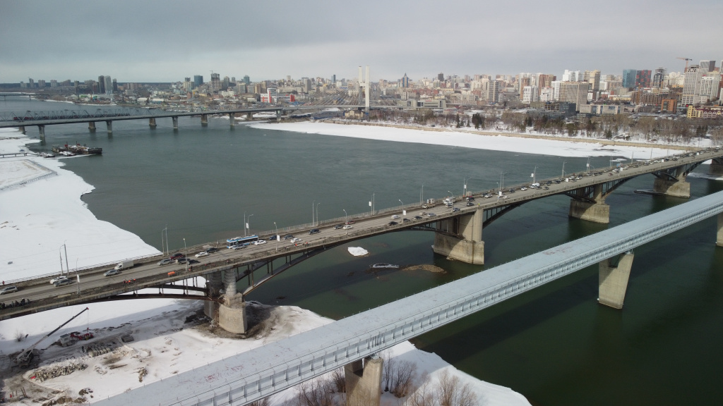 Депутаты опасаются резкого ухудшения дорожной ситуации в Новосибирске в связи с одновременным ремонтом двух основных автомобильных мостов