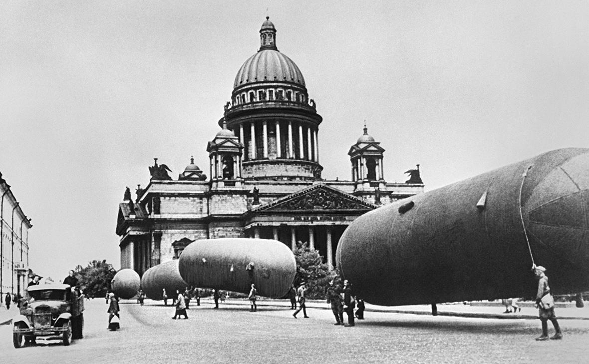 Аэростаты воздушного заграждения на Исаакиевской площади во время блокады Ленинграда